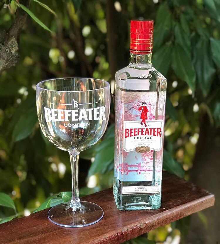 Gin Beefeater + taça acrílico da marca! - DaCidadeShop