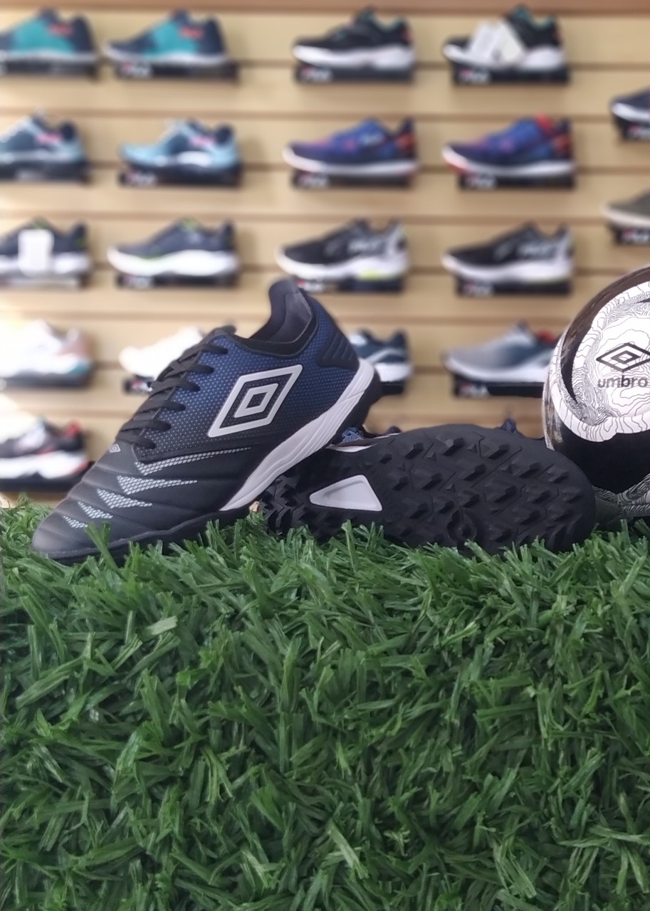 Chuteira Umbro Azul e Preta - DaCidadeShop