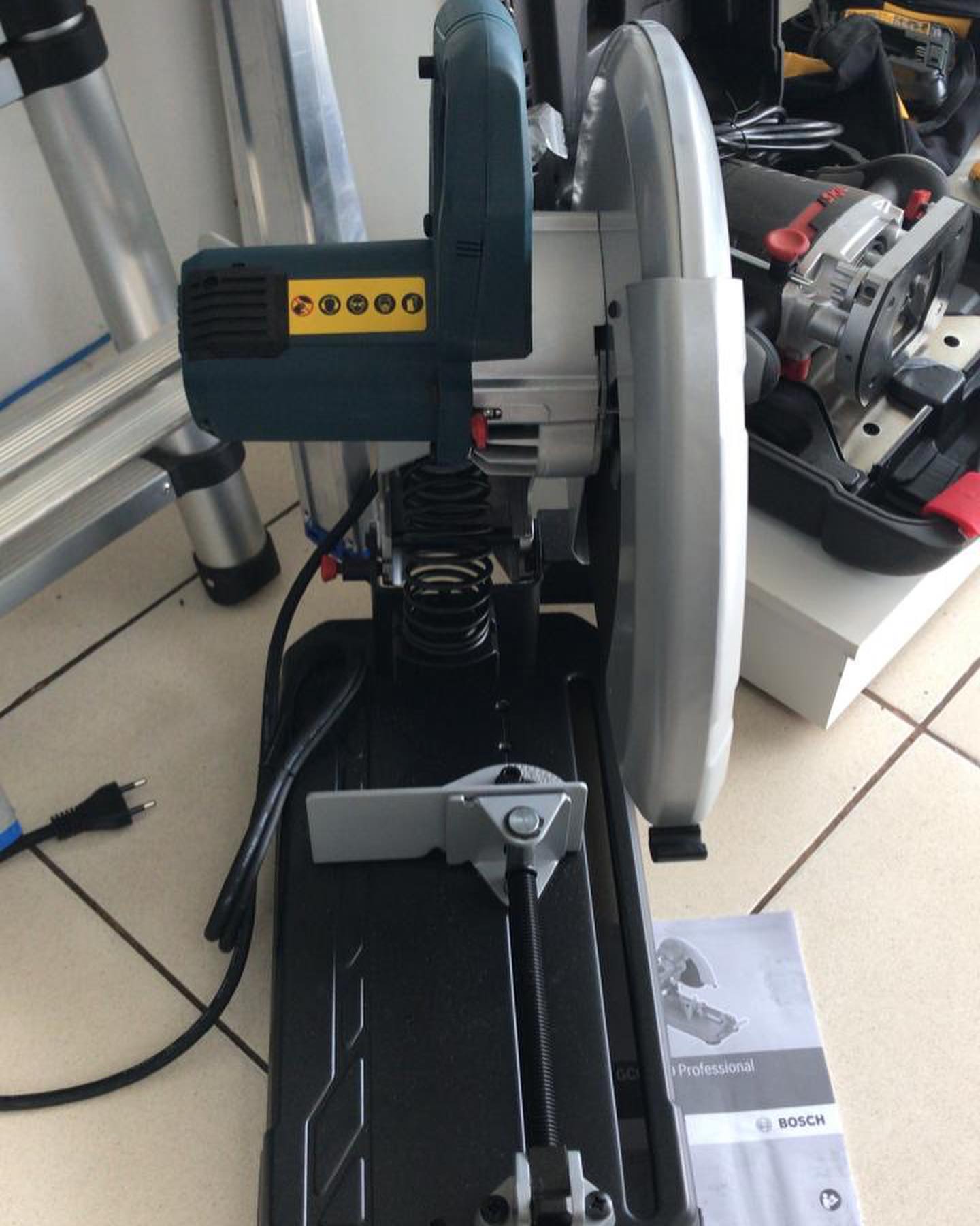 Cortadora de metal Bosch - DaCidadeShop
